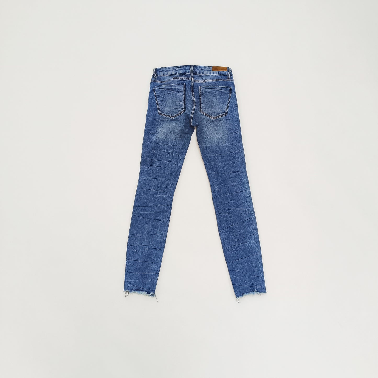 Mid Wash Ripped Knee Straight Leg Mid Rise Jeans Size Small | Preloved