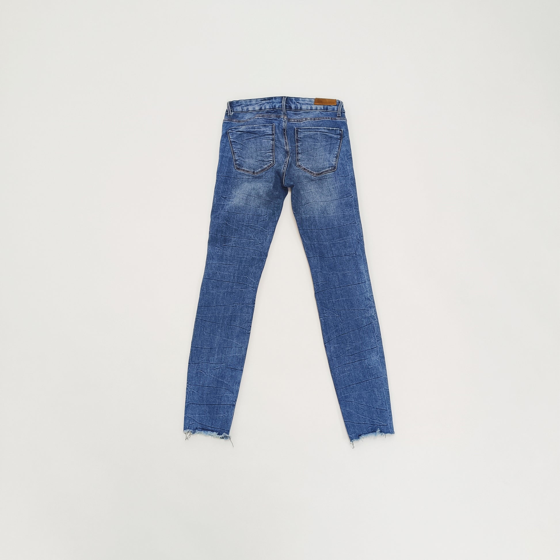 Mid Wash Ripped Knee Straight Leg Mid Rise Jeans Size Small | Preloved