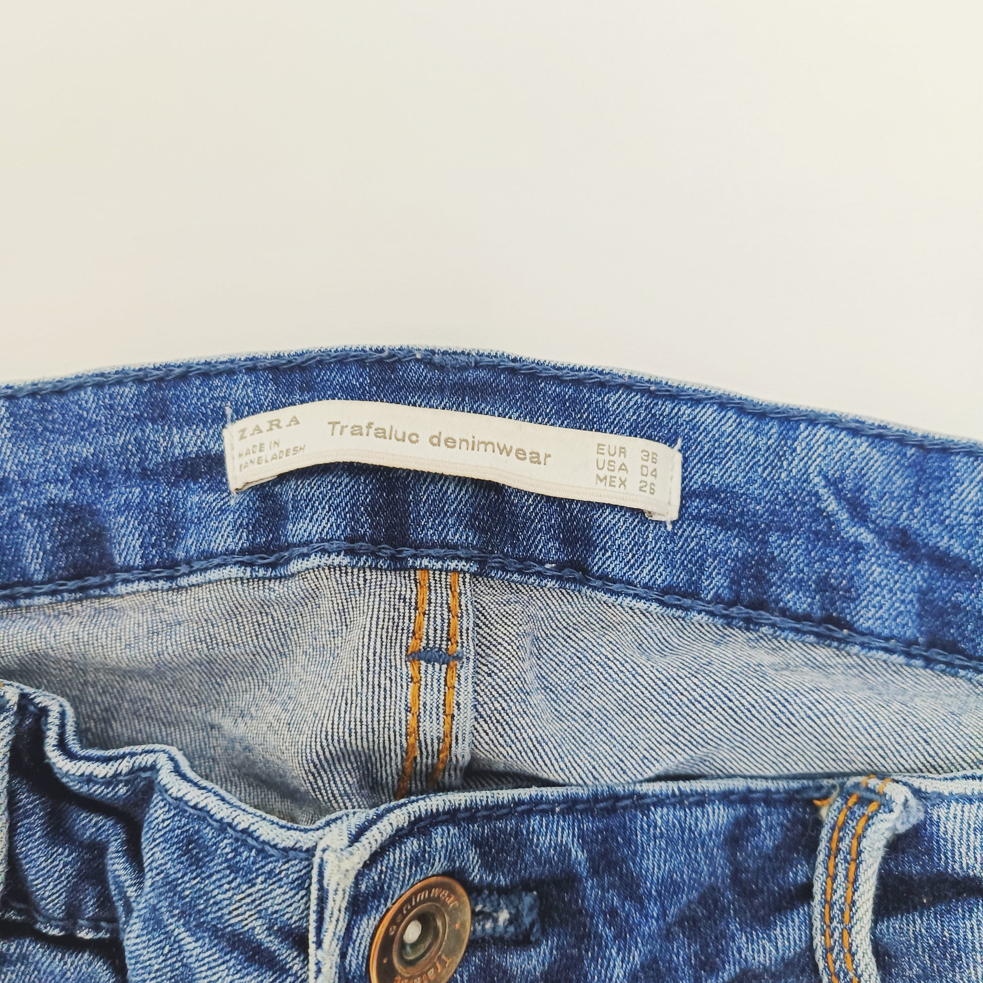 Mid Wash Ripped Knee Straight Leg Mid Rise Jeans Size Small | Preloved