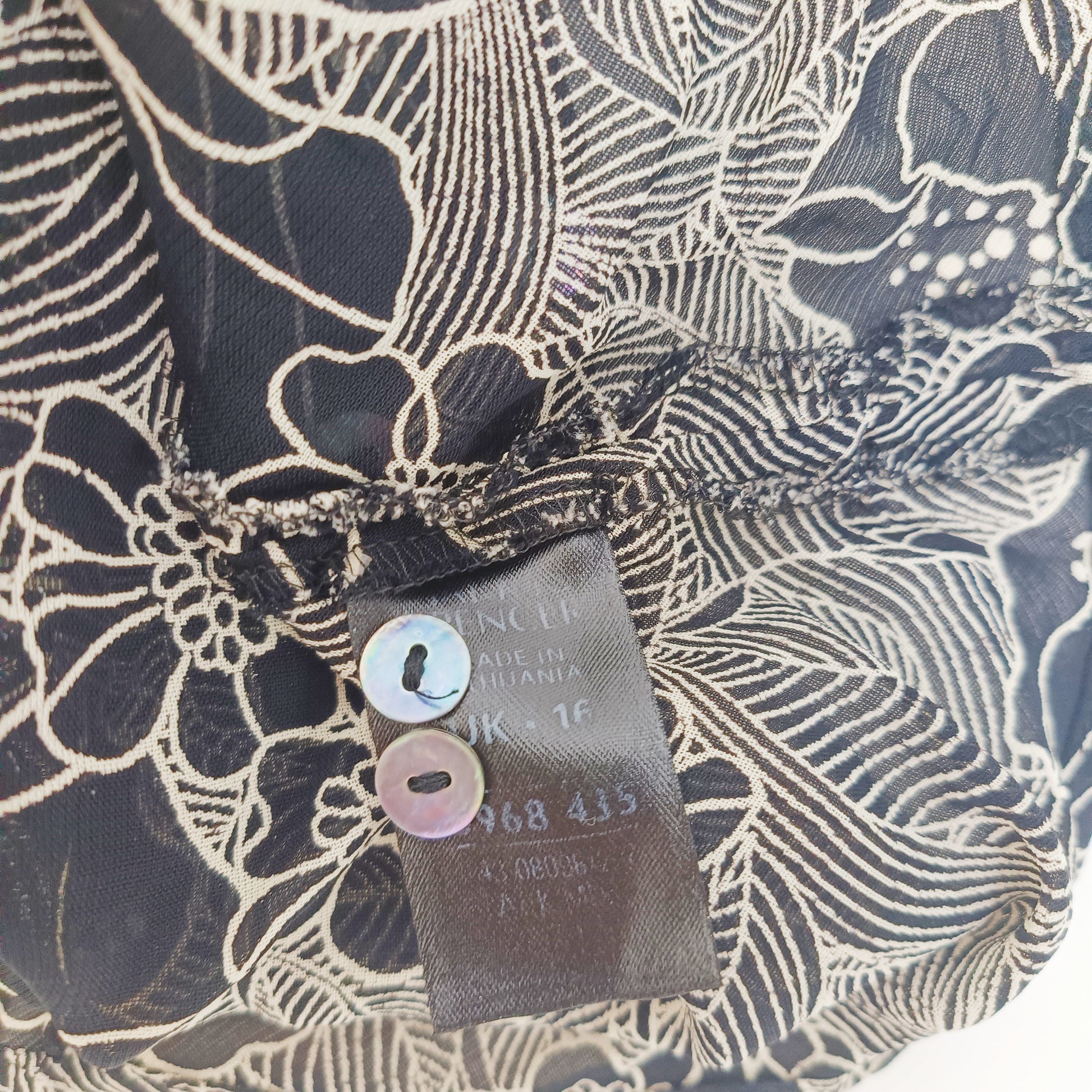 Monochrome Floral Wrap Style Short Sleeve Blouse Size Large | Preloved
