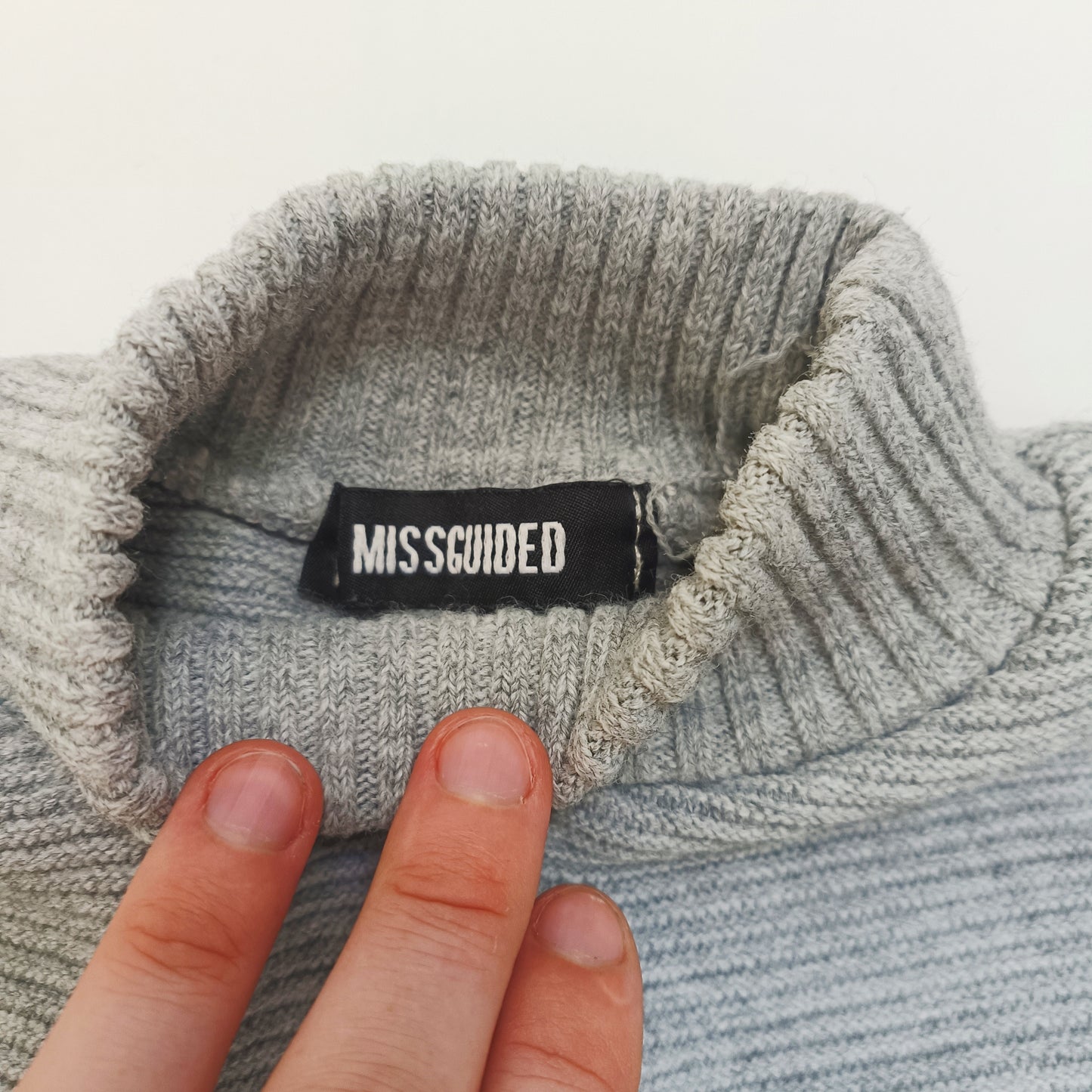 Light Grey Ribbed Cropped Knitted Crew Neck Jumper Size Small | Preloved