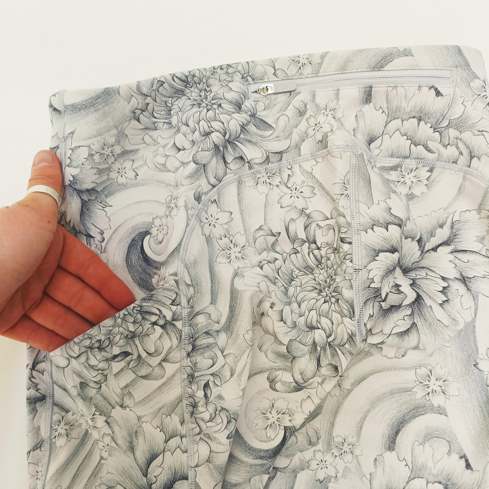 Monochrome Floral Print Side Pocket Leggings Size Extra Small | Preloved