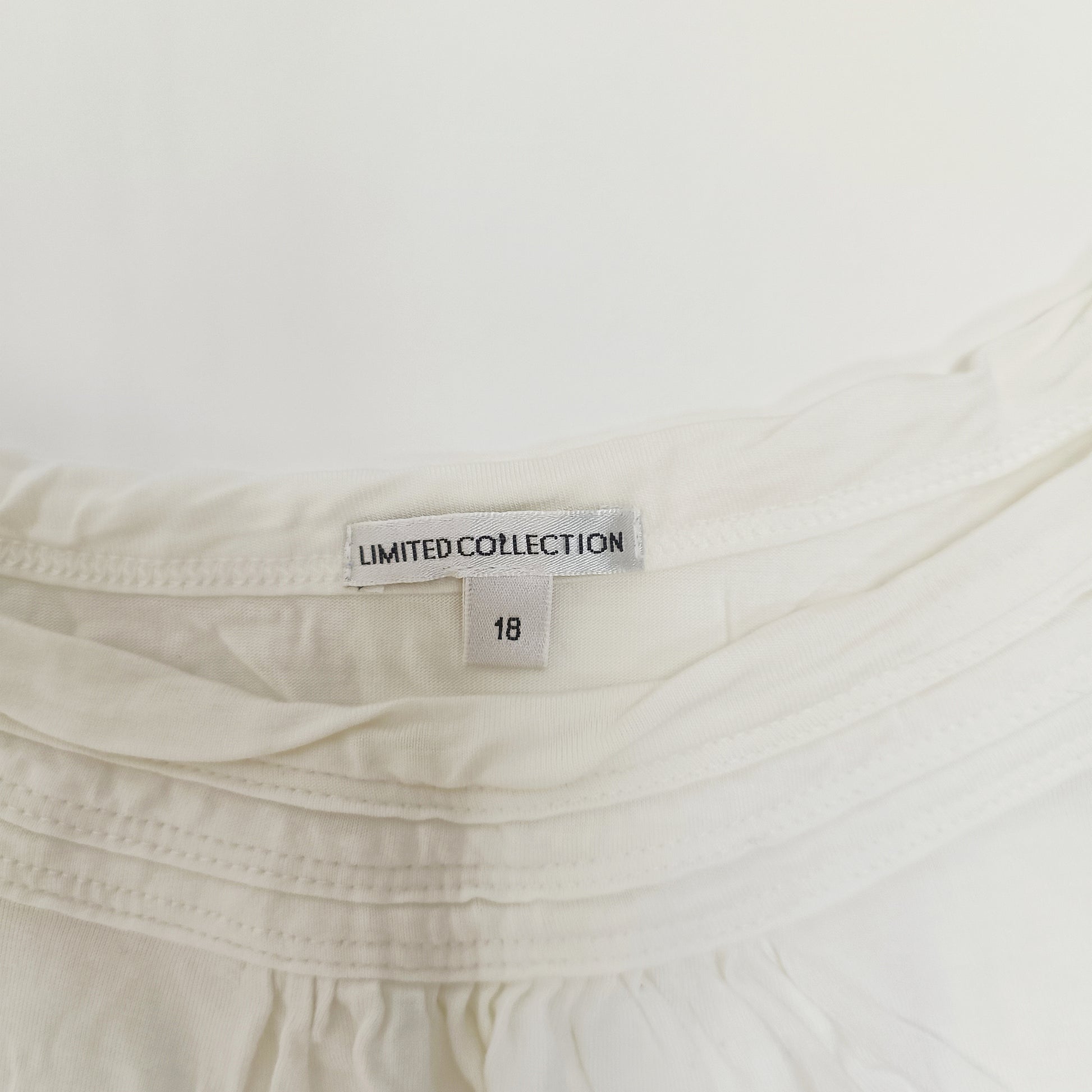 White Scoop Neck Sleeveless Top  Size Large | Preloved